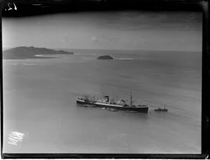 Loading the Blue Star ship offshore, Gisborne