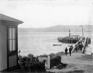 The steamboat `Admiral' and passengers, Karaka Bay wharf, Wellington