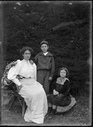 Laura, Phyllis and William Godber