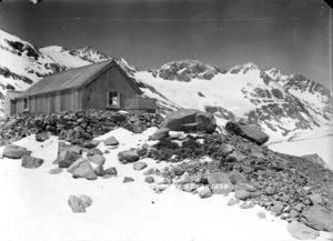 Mueller hut on Mount Sealy