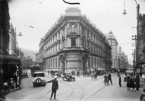 Intersection of Customhouse and Lambton Quays, showing the Bank of New Zealand