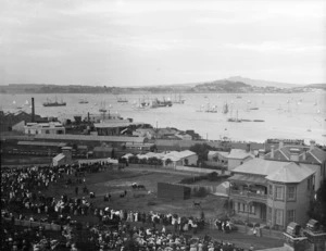 Crowd at Auckland wharves