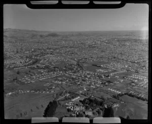 Burwood looking towards Christchurch City Centre, Canterbury Region, including Christchurch Golf Club (bottom right), grand house and gardens on Horseshoe Lake Road (foreground) and Shirley Boys' High School