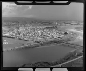 Balclutha, Otago, Southland, including housing, bridge over Clutha River