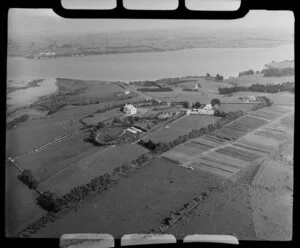 Glendowie, Auckland City, close-up view of Kerridge family home surrounded by farmland, West Tamaki Road, Torea Nature Reserve with estuary and Bucklands Beach beyond