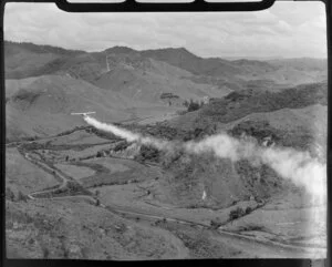 De Havilland Beaver aeroplane spraying fertilizer at Raetihi, Ruapehu district