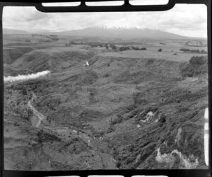 De Havilland Beaver aeroplane spraying fertilizer at Raetihi, Ruapehu district