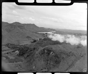 De Havilland Beaver aeroplane spraying fertilizer at Raetihi, Ruapehu district