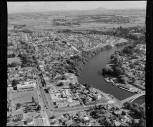 Hamilton, showing houses and Waikato River