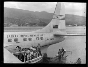 Passengers disembark aircraft Ararangi ZK-AMM, TEAL (Tasman Empire Airways Limited), Papeete, Tahiti