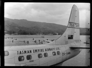 Welcoming reception heading back to mainland, aircraft Ararangi AK-AMM, TEAL (Tasman Empire Airways Limited), Papeete, Tahiti