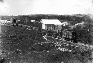 Davidson locomotive leaving Whakamarama sawmill