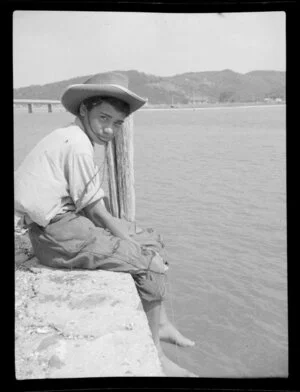 Henry Takimoana in a cowboy hat, line fishing off the wharf, Bay of Islands