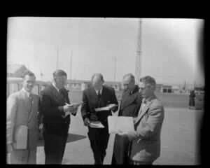 Aviation personalities at the 1953 London-Christchurch Air Race, Harewood Airport, Christchurch