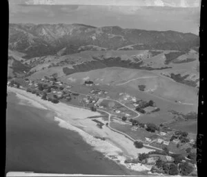 Langs Beach, Northland, showing hills and houses