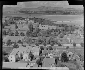 Government Gardens, Rotorua, showing Hinemaru Street with lawn bowling greens, Blue Baths and The Bath House (later know as Rotorua Museum),and Lake Rotorua beyond