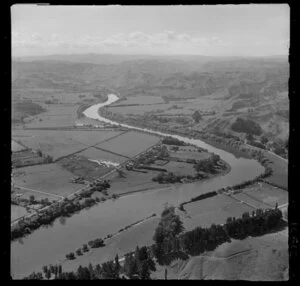 Kukuta, Wanganui River, showing Riverbank Road (State Highway 4) and Papaiti Road, looking inland to farmland and hills beyond