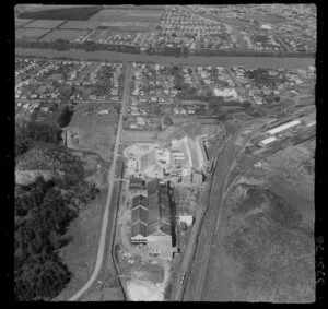 Wanganui, showing the Kempthorne Prosser Chemical Works between Brunswick Road and railway line, residential housing and the Wanganui River beyond