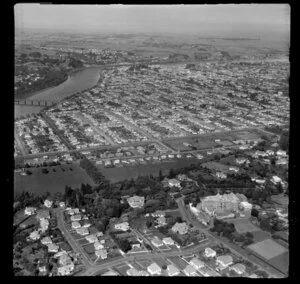 Wanganui, showing Sacred Heart Convent (now Cullinane College), London and Pitt Streets over to the river and city with farmland beyond