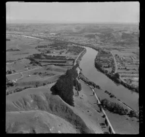 View of the Wanganui River, showing Riverbank Road (State Highway 4) and Papaiti Road, looking back back towards the city and coast beyond