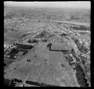 Wanganui, Gonville, showing Municipal Golf Links and Puriri Street and York Street, with the racecourse and Wanganui River beyond