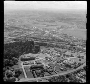 Wanganui, closeup of the Wanganui Public Hospital, with Heads Road, Koromiko Road and Carlton Avenue, with racecourse and residential housing