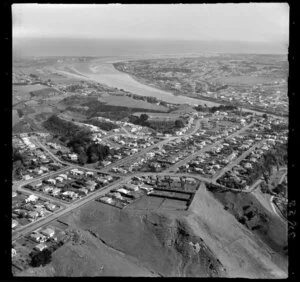 Wanganui, showing Durie Hill, Portal Street, Durie Street and Stark Street with residential housing, with the Wanganui River, river mouth and coast beyond
