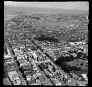 Wanganui, showing Victoria Avenue, Cooks Gardens, Queens Park, Ridgway Street and Taupo Quay with commercial and residential buildings, with racecourse and Castlecliff beyond