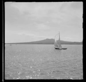 Unidentified yacht, yachting, Auckland Harbour Regatta, including Rangitoto Island in the background