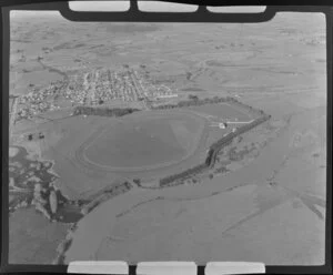 Wyndham, Southland District, featuring racecourse