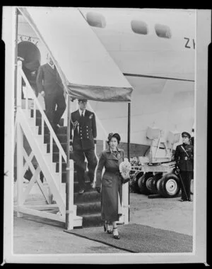 HRH Princess Elizabeth, with Duke of Edinburgh, alighting from plane Aotearoa