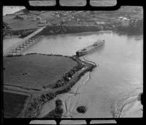 MV Rawhiti (ship) loading in Tamaki Estuary, Auckland