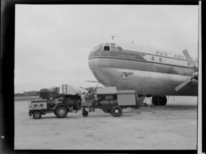 Pan American World Airways, Boeing 377 stratocruiser, Clipper Rainbow, refuelling, Whenuapai, Auckland