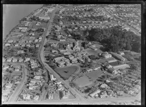 Close-up view over Wanganui Public Hospital, surrounded by residential housing showing Tawa Street and Gonville Street intersection, Carlton Avenue foreground and Heads Road, and the Wanganui River looking southwest
