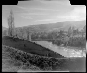 Clutha River during autumn, Clyde, including bridge