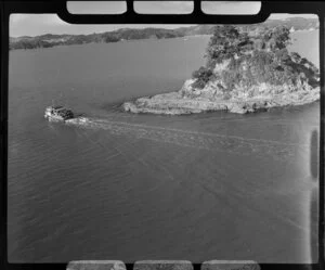 Paihia, showing boat and Taylor Island