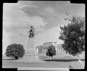 Auckland War Memorial Museum, including Robert Burns statue in the foreground