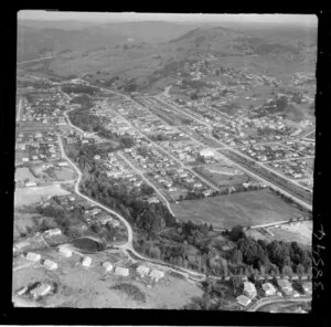 Te Kuiti, Waitomo District, showing Tammadge Street and Jennings Street into the Esplanade following the river, Rora Street through town centre with railway yard, Domain Park and school