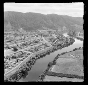 Ngaruawahia, Waikato, view north to town at the confluence of the Waikato River with bridge and Waipa River, with the Great South Road through town and Waikato Esplanade, and Hakarimata Scenic Reserve beyond