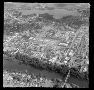 Hamilton, Waikato, view over the Waikato River with Hamilton Cycle Bridge to Lake Rotoroa and Lake Domain Reserve with commercial and residential buildings