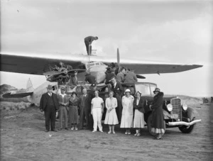 Group with the aeroplane Faith in Australia, Ninety Mile Beach