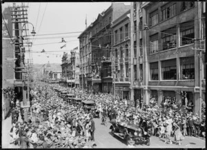Motorcade for the Duke and Duchess of York, Cuba Street, Wellington