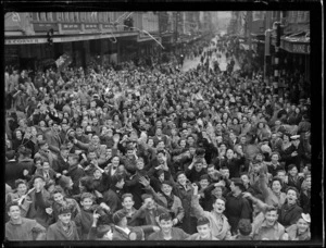 Crowd in Manners Street, Wellington, V-J Day
