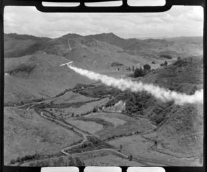 De Havilland Beaver aeroplane spraying fertilizer at Raetihi, Ruapehu district