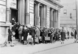 Queue outside New Zealand Smith Family Joyspreaders Inc, Wakefield Street, Wellington