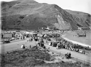 Crowd at a swimming carnival, Island Bay beach, Wellington