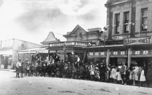 Group in front of Upper Hutt businesses celebrating the coronation of King George V