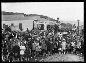 Crowd gathered for Waiuta Jubilee on 7 November 1931