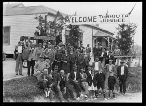 Group portrait taken outside hotel at Waiuta jubilee on 7 November 1931
