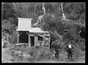 Battery for Homer mine with George Gofton and Dave Absolum